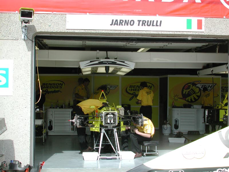 Jarno Trulli's Garage.jpg 90.9K